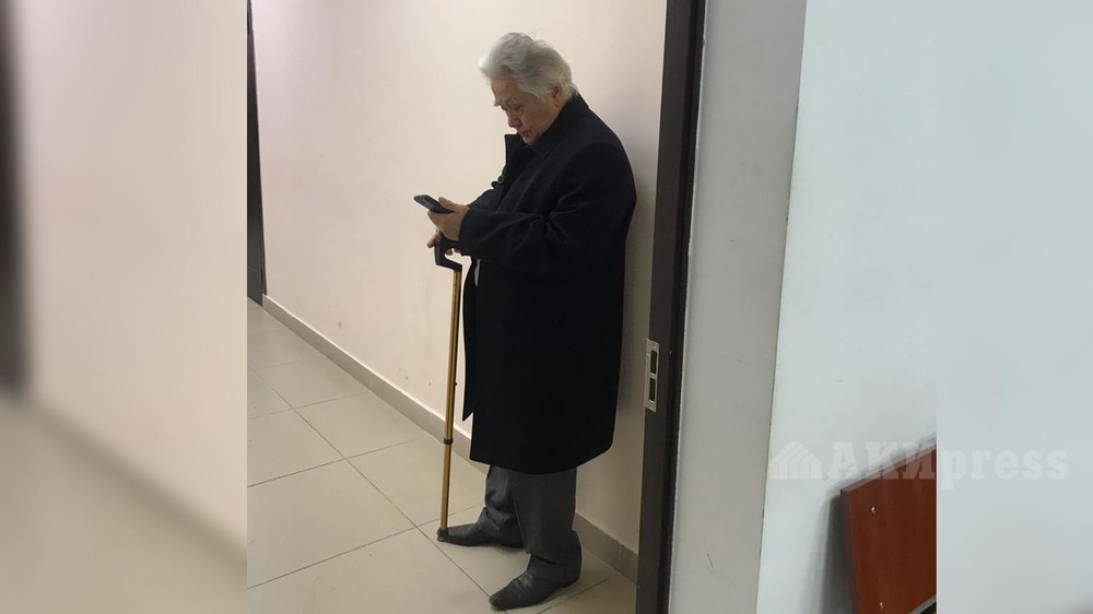 Глава центра гематологии Абдухалим Раимжанов в ожидании судебного заседания