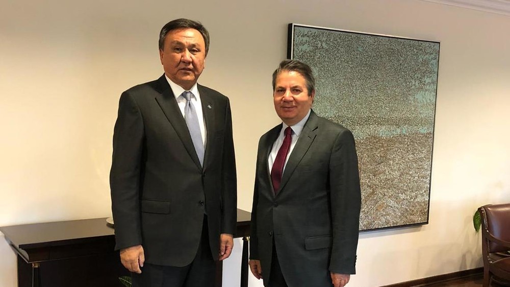 Посол Кыргызстана в Турции Кубанычбек Омуралиев и заместитель министра иностранных дел Турции Седат Онал