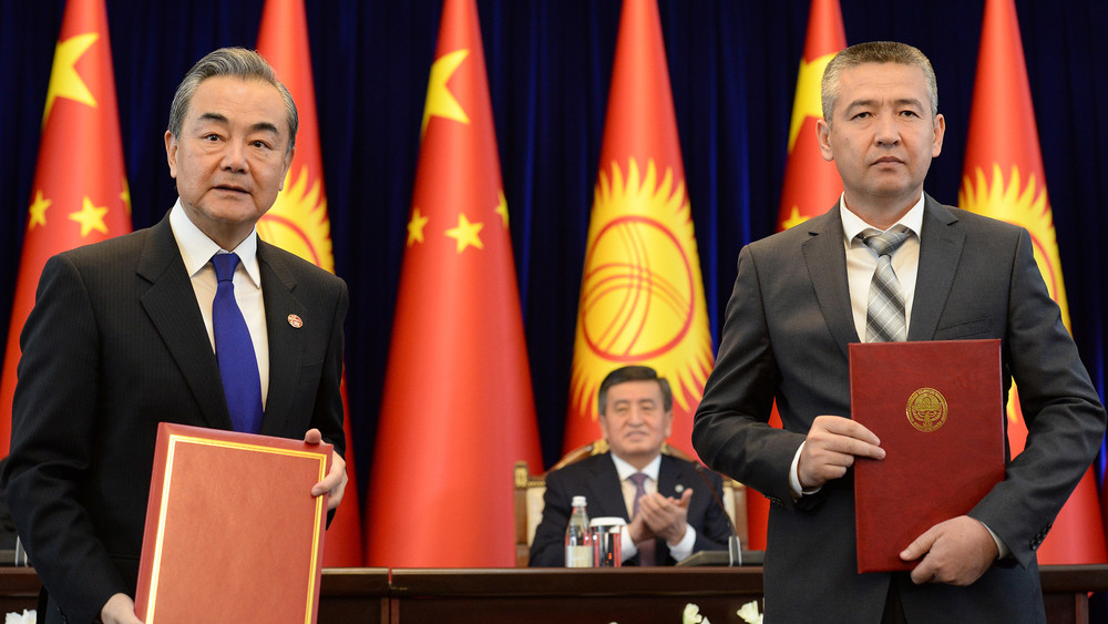 Глава МИД КНР Ван И и глава МЧС КР Н.Мирзахмедов во время церемонии подписания