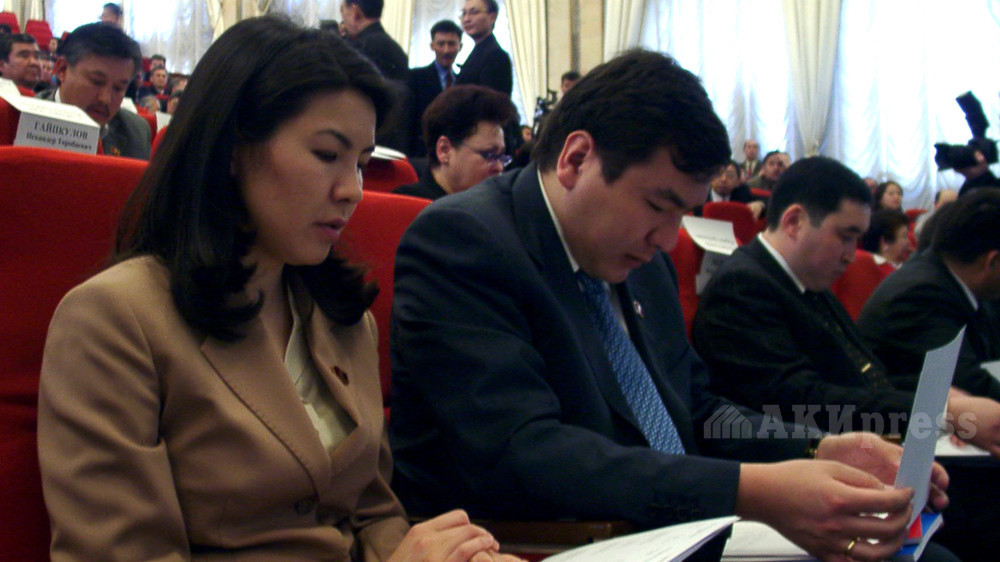 Депутаты Бермет и Айдар Акаевы на своем первом заседании Жогорку Кенеша