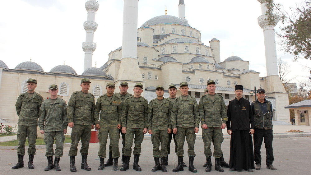 Российские военнослужащие возле мечети им.Сарахси