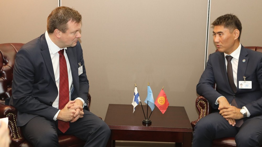 Министр развития и внешней торговли Финляндии Вилли Скиннери и министр иностранных дел Кыргызстана Чингиз Айдарбеков