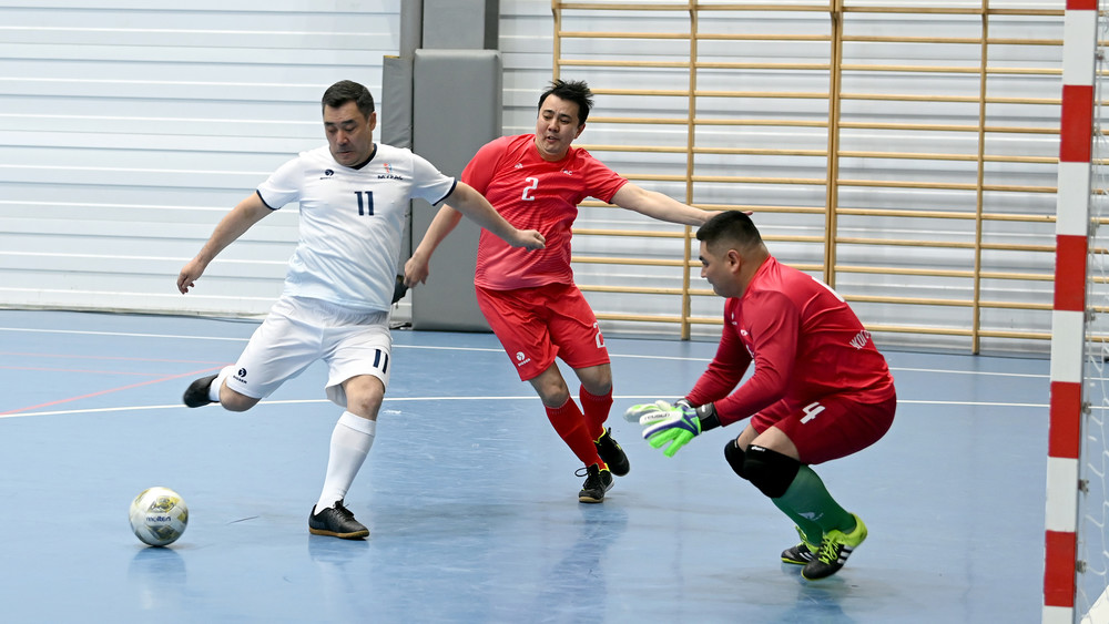 Фото — Футбольный матч между командами Администрации президента и Жогорку  Кенеша - Sport АКИpress