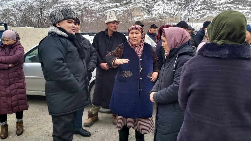 Начальник УВД Баткенской области А.Мамасейитов и жители села Кок-Таш