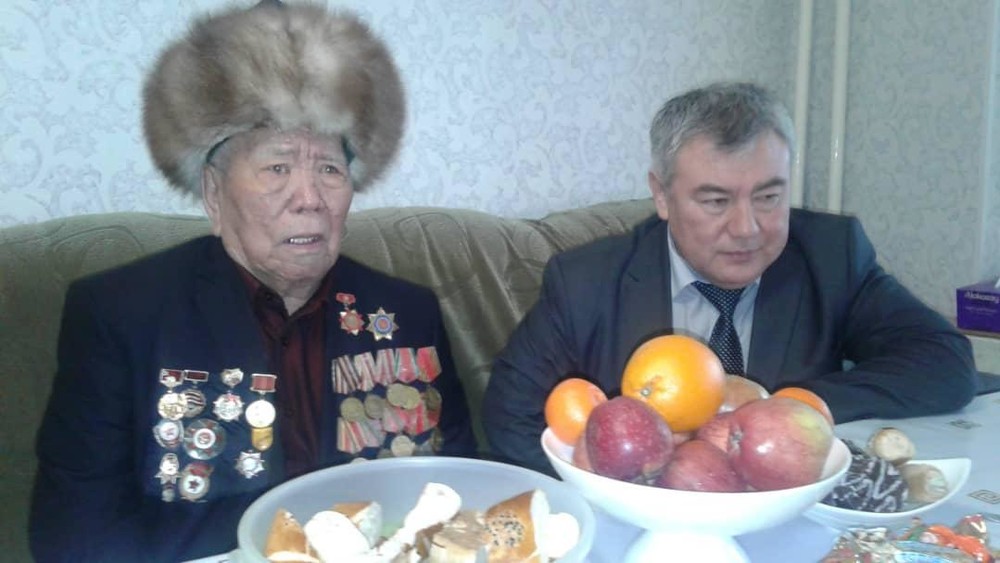 Мэрия Бишкека поздравила 3 ветеранов ВОВ с Днём защитника отечества