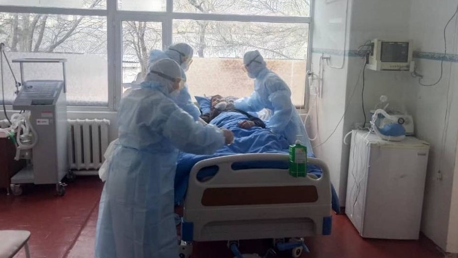 Наблюдение за пациентом с COVID-19 в одной из больниц Кыргызстана