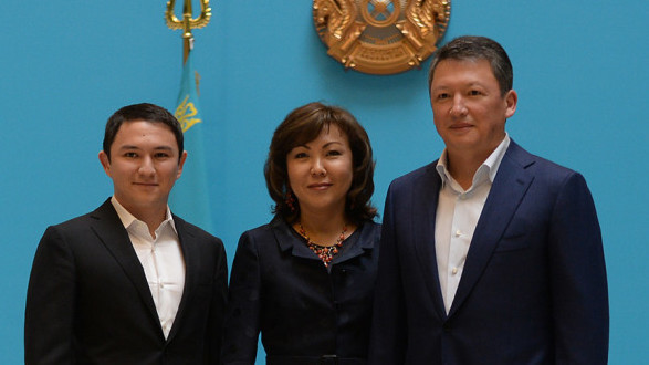 Тимур Кулибаев (справа) с супругой Динарой и сыном
