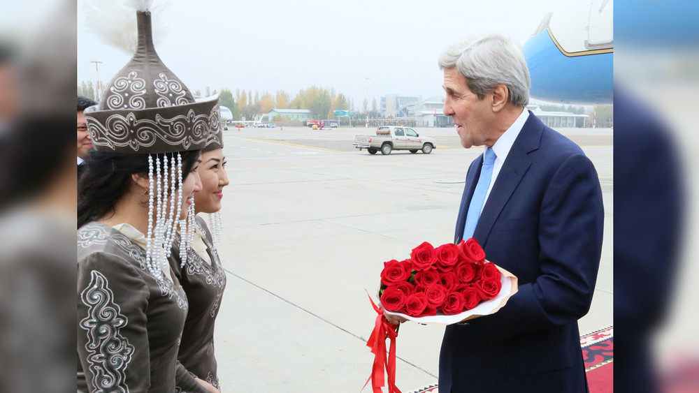 Кыргызские девушки встречают госсекретаря США Джона Керри в аэропорту Манас, 31 октября 2015 года