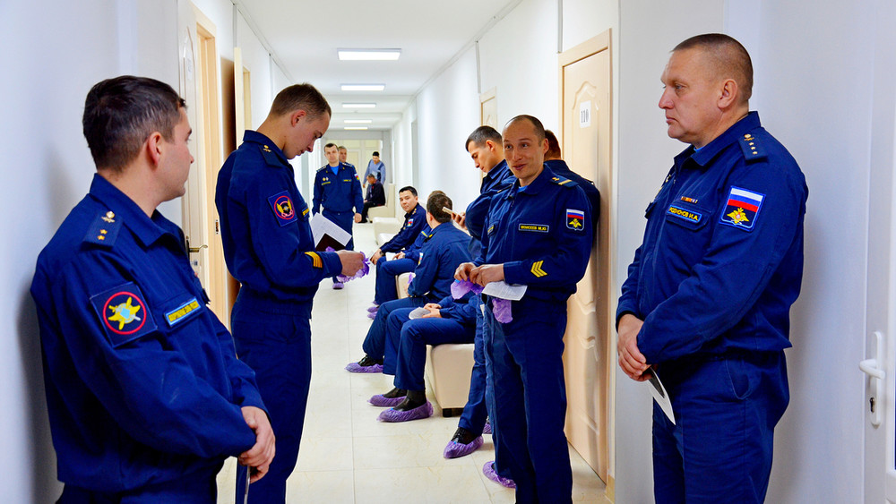 Российские военнослужащие во время сдачи крови