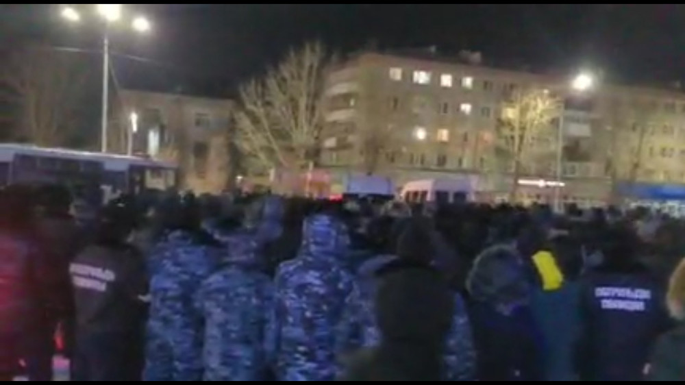 Казахстан выходи. Митинги в Казахстане города. Жанаозенские протесты. Митинг в Жанаозене.