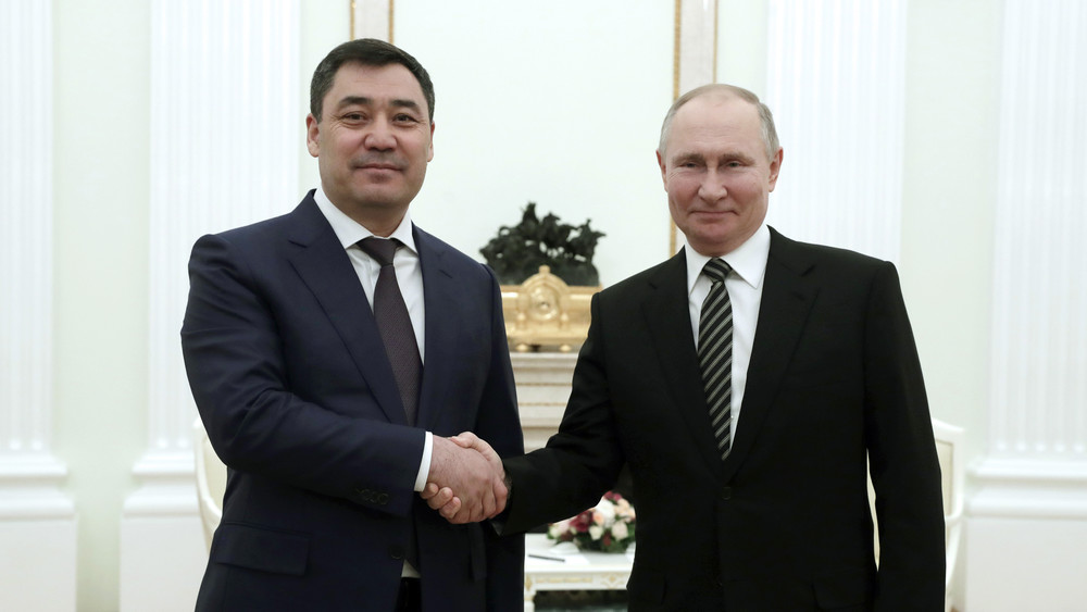 Президент Садыр Жапаров и президент России Владимир Путин