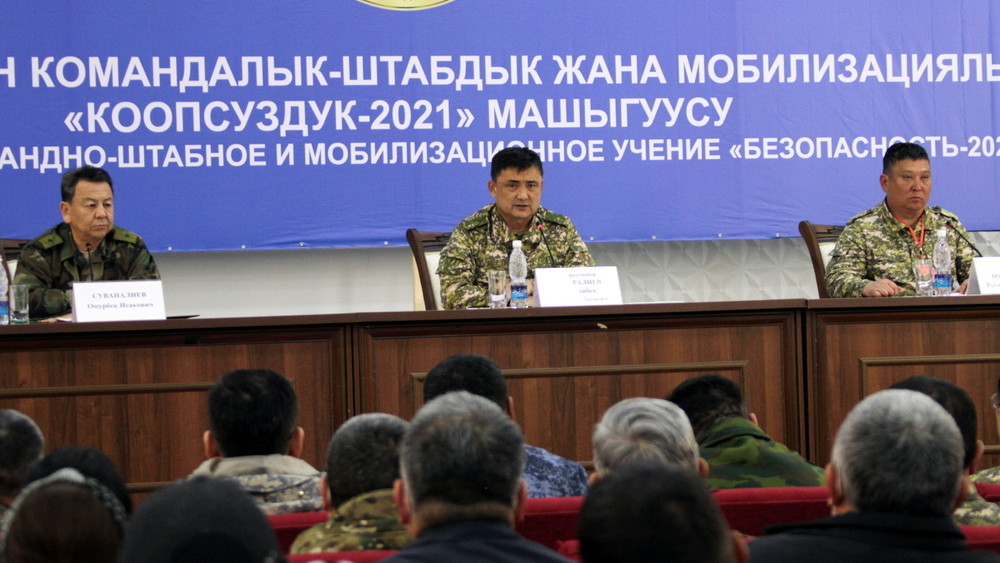 Полпред правительства в Баткенской области Омурбек Суваналиев, министр обороны Таалайбек Омуралиев