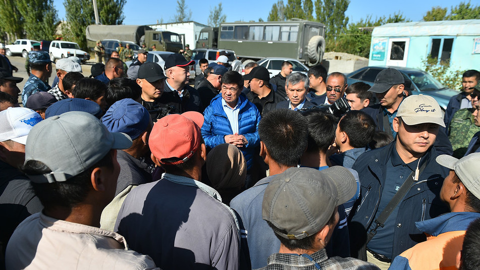 Мухаммедкалый Абылгазиев во время встречи с местными жителями в Баткене