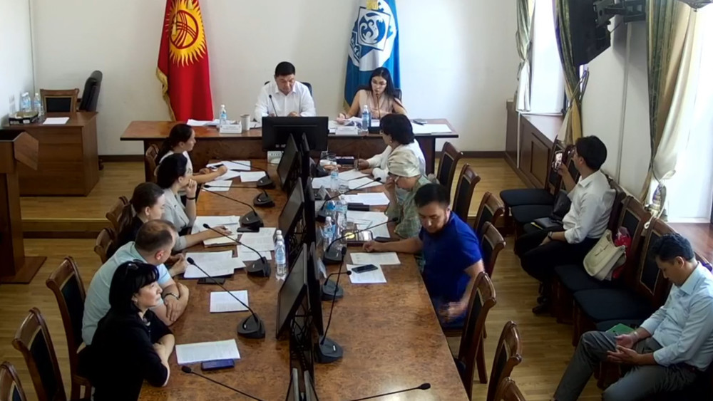 А.Шимова - первая в ряду с левой стороны. Ж.Асанбеков сидит рядом с флагом Кыргызстана