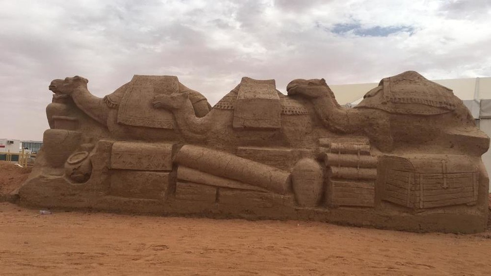 Песчаные скульптуры в этногородке Кыргызстана