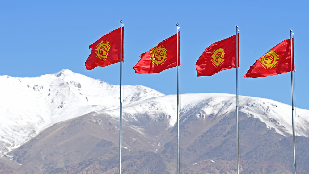 Президент Жапарова поздравил кыргызстанцев с Днем государственного флага