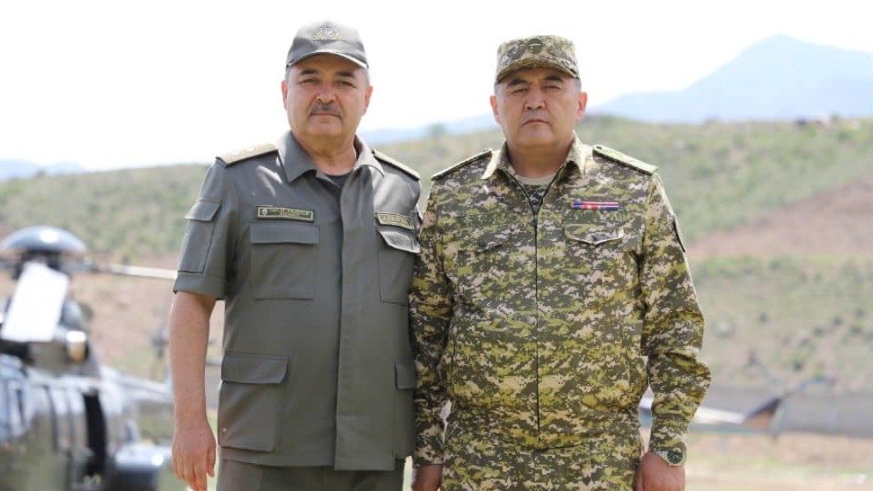 Слева направо: глава СНБ РУз Абдусалом Азизов и глава ГКНБ КР Камчыбек Ташиев