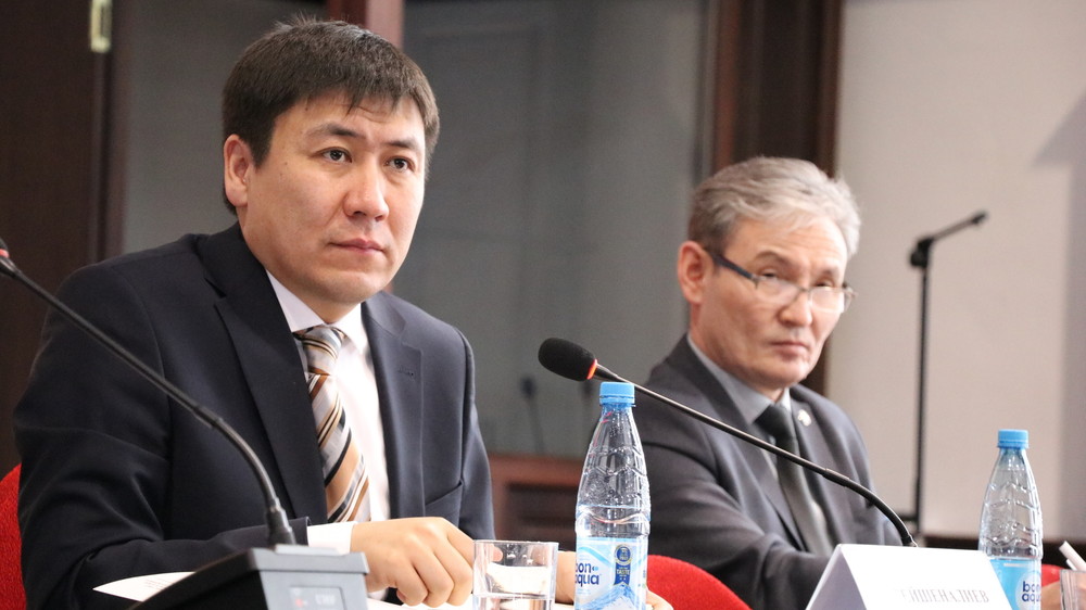 Министр образования и науки Алмазбек Бейшеналиев и заместитель министра Нурлан омуров