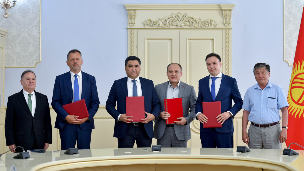 Подписание Соглашения о сотрудничестве между Министерством экономики и коммерции КР, Венгерско-Кыргызским Фондом развития и компанией A-Hi