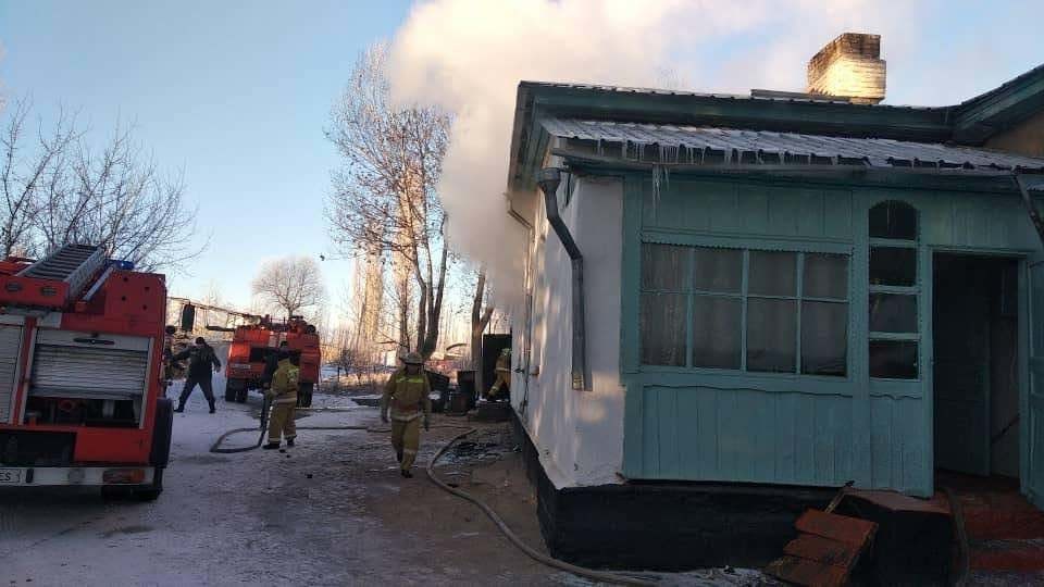 Что произошло в оше. АК Жар Таласс пожар. Турмуш КЖ пожар в селе шатры. Г Ош алюминий эшиктер.