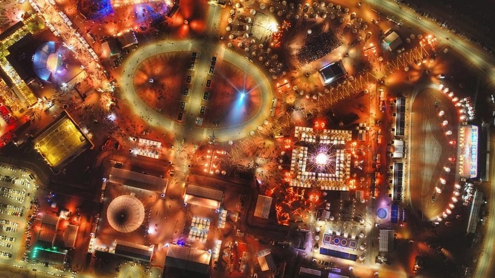 Вид с высоты птичьего полета на этногородок в Саудовской Аравии