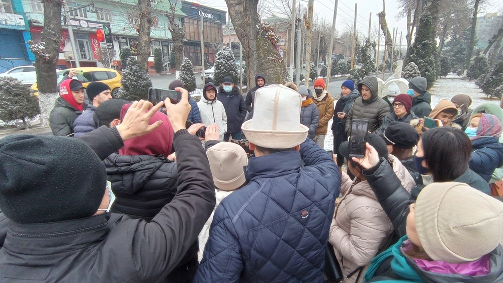 Митинг в поддержку задержанных журналиста и акына
