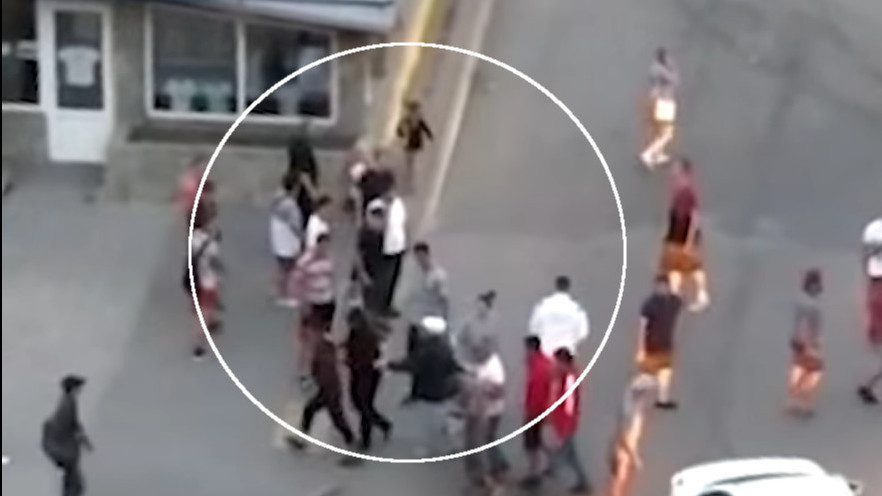 Кадр из видео массовой драки в Екатеринбурге