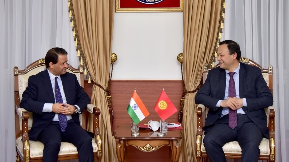 Министр иностранных дел Руслан Казакбаев и посол Индии в Кыргызстане Алок Амитабх Димр