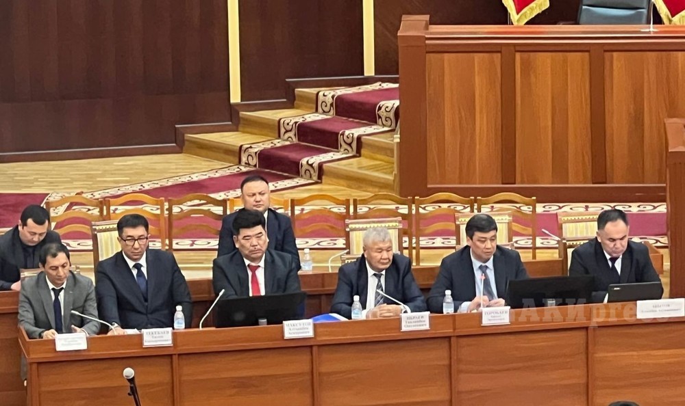 Слева-направо: У.Мамбетакунов, Т.Текебаев, А.Максутов, Т.Ибраев, Б.Торобаев и А.Абытов
