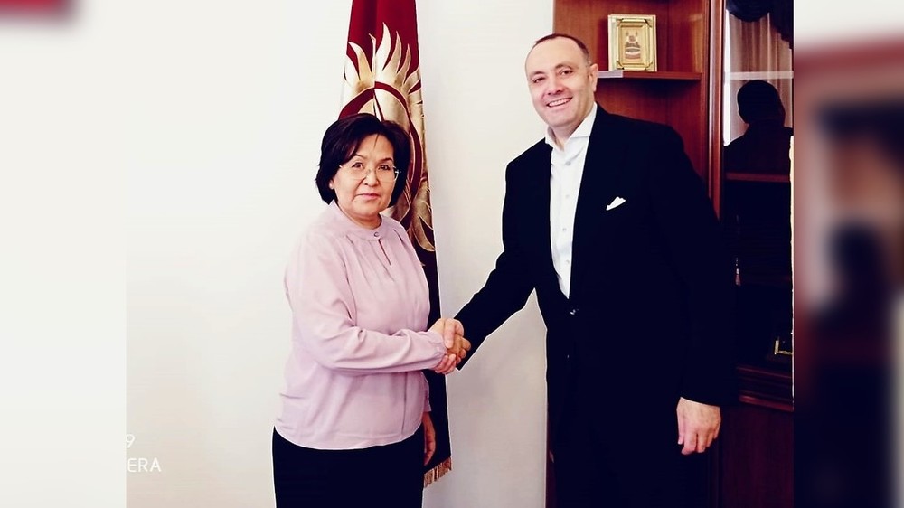 Посол КР в РФ Гульнара-Клара Самат, посол Армении в РФ Вардан Тоганян