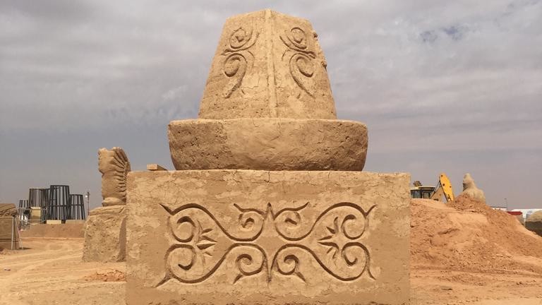 Песчаные скульптуры в этногородке Кыргызстана