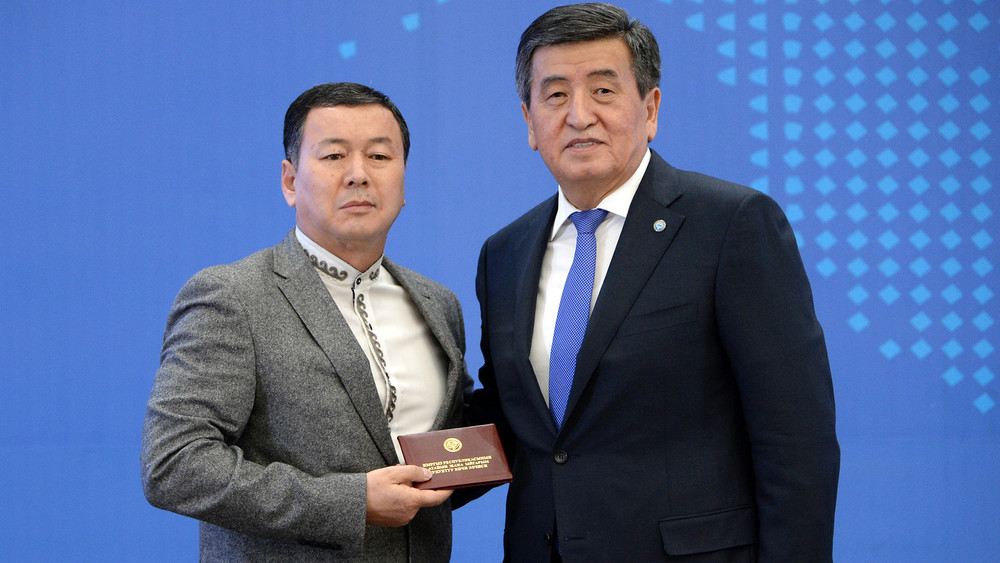 Генеральный консул КР в Алматы Алиясбек Алымкулов и президент Сооронбай Жээнбеков