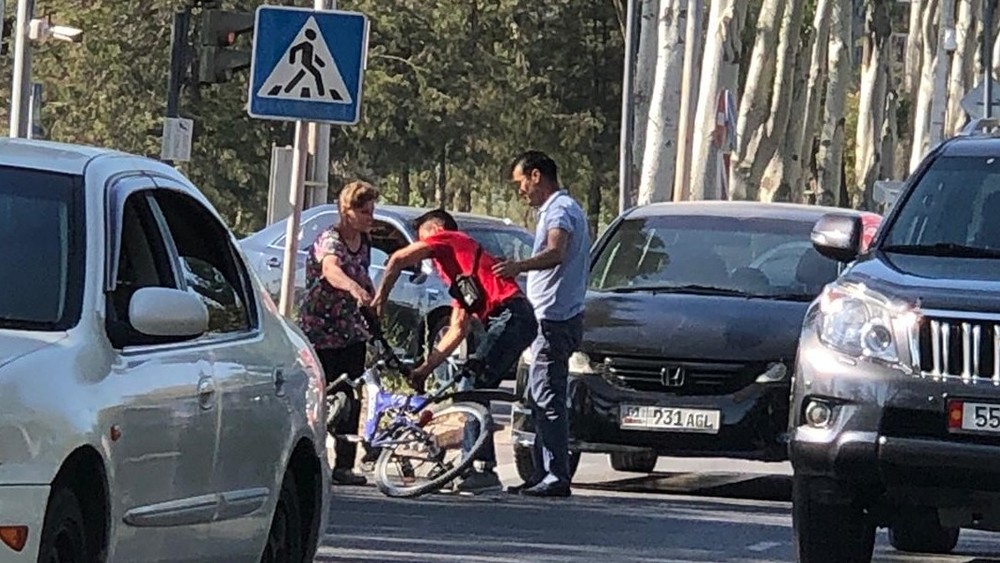 Сбил велосипедиста на пешеходном переходе. В Бишкеке сбили велосипедистов. Сбили велосипедиста на пешеходном переходе широкая улица. На велосипедистов наехала машина Киргиз.
