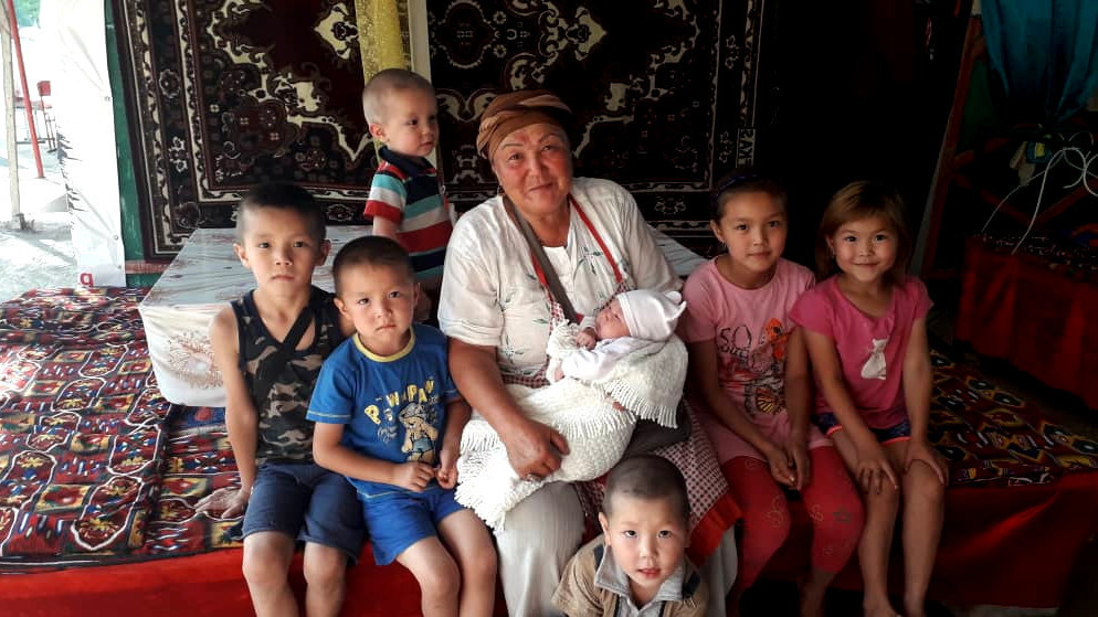 Бактынгул Карымшакова с внуками