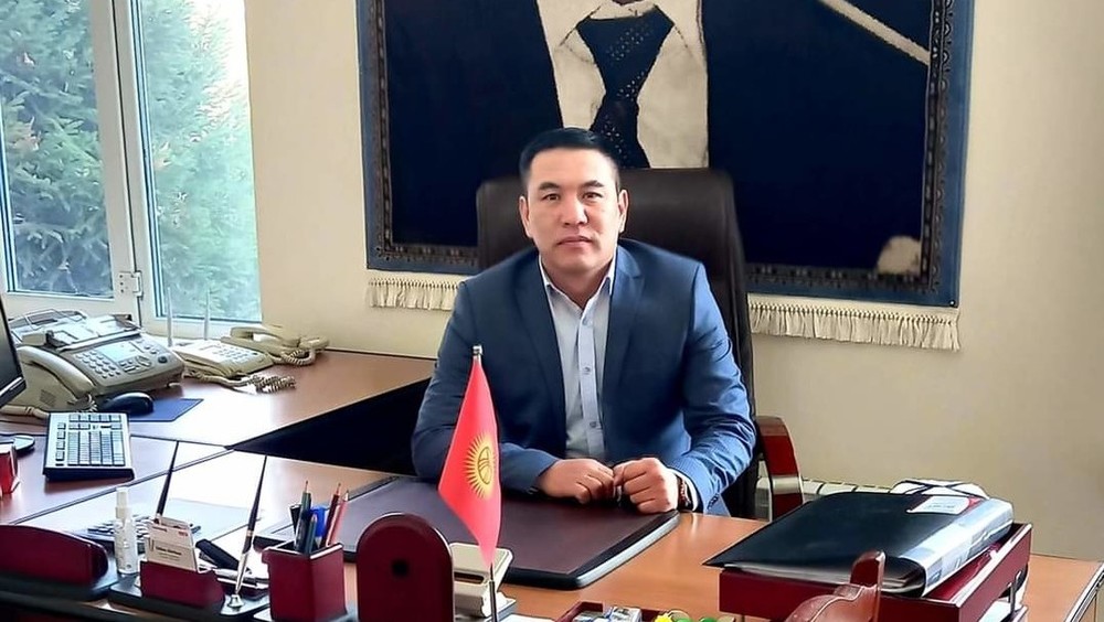 Санжарбек Толонбаев в кабинете