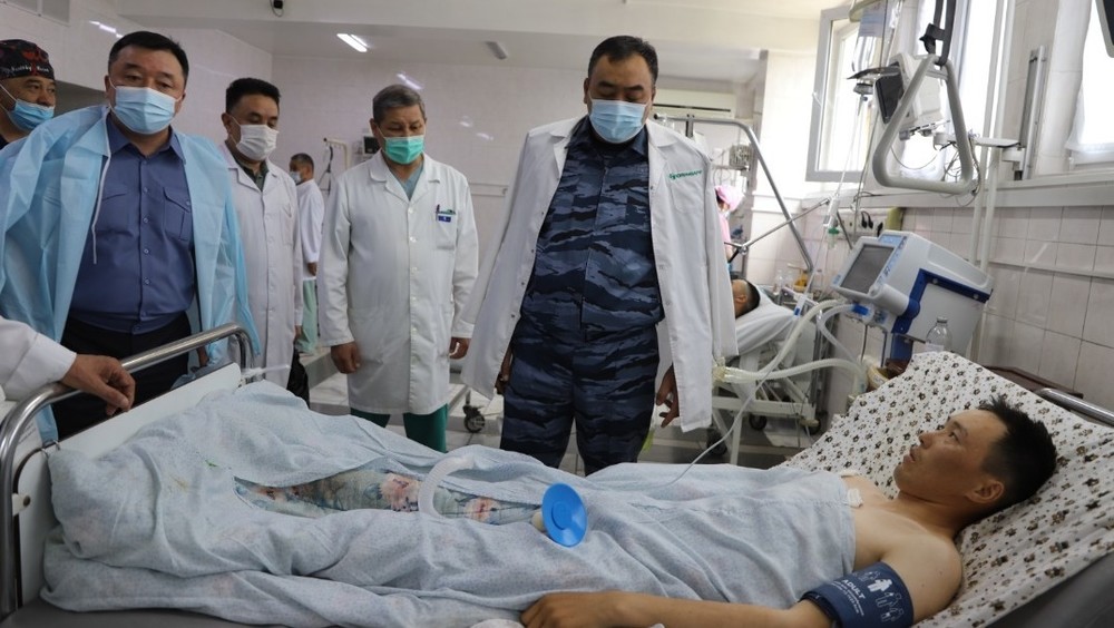 Улан Ниязбеков посетил пострадавших в Бишкеке