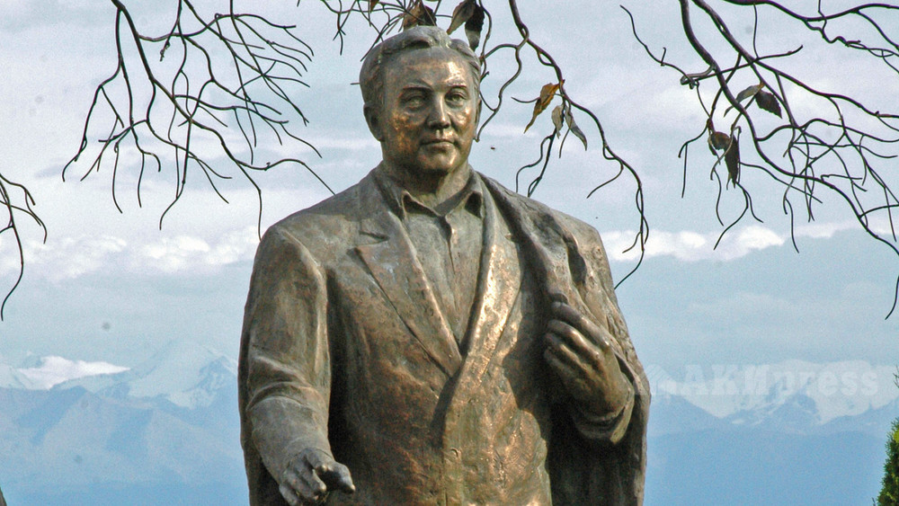 Памятник Нурсултану Назарбаеву на берегу Иссык-Куля. 2009 год