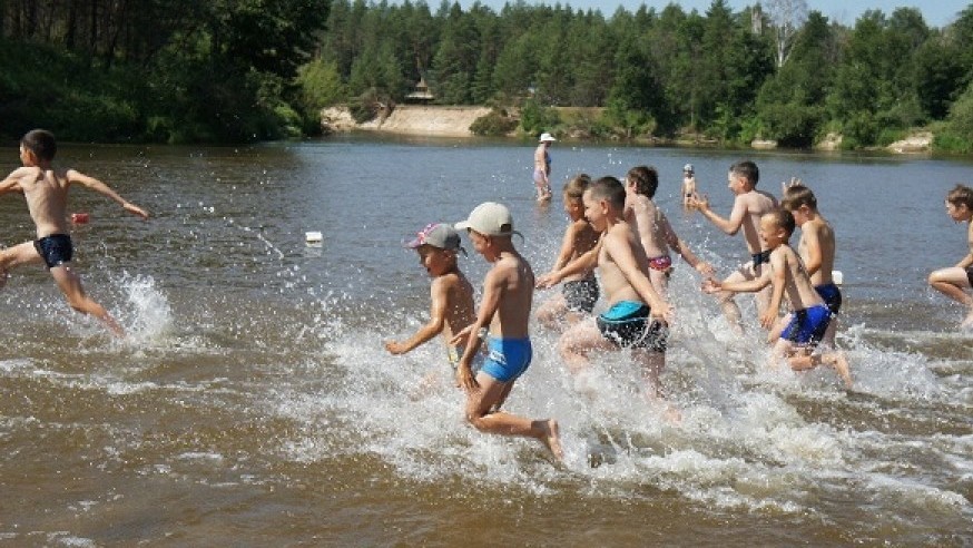 Каникулы на речке. Дети купаются в реке. Купание на речке. Река для детей. Купание летом.
