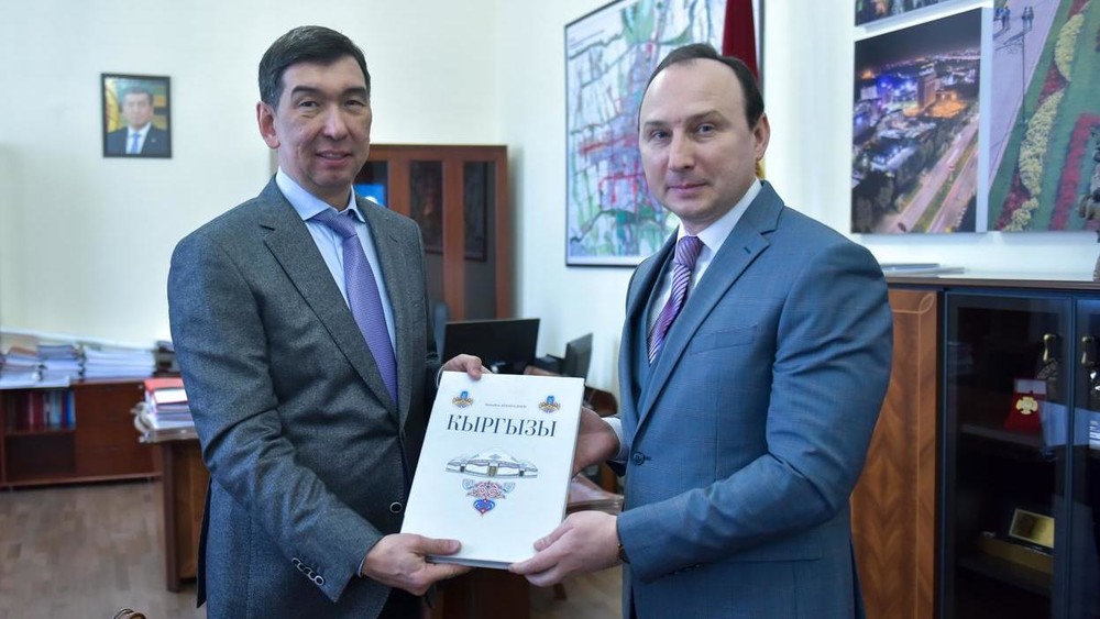 Мэр Бишкека Азиз Суракматов и посол Беларуси Андрей Страчко
