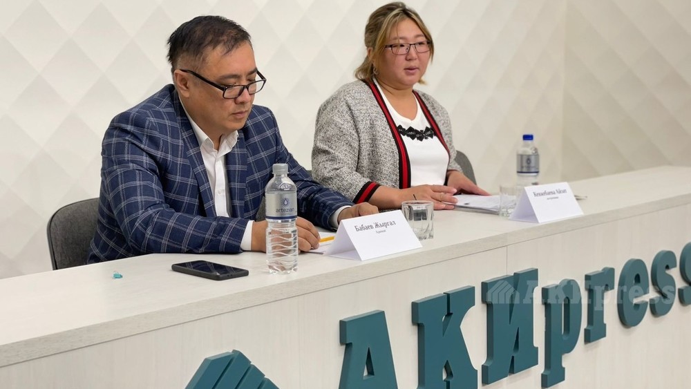 Адвокат Жыргал Бабаев и его подзащитная Айзат Кенжебаева