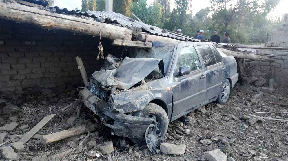 В селе Кызыл-Жылдыз автомобиль влетел в постройку