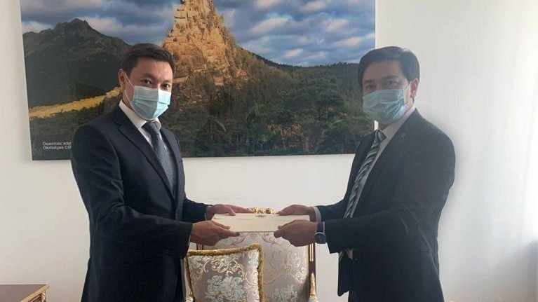 Посол Дюшекеев вручил копии верительных грамот заместителю главы МИД Казахстана