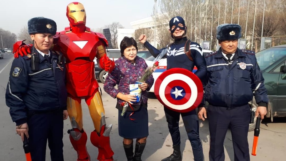 «Капитан Америка», «Железный человек» и сотрудники УОБДД Бишкека поздравили женщин-водителей с 8 Марта
