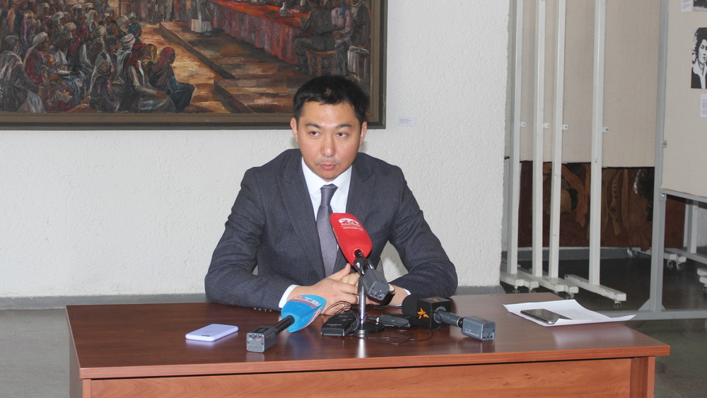 Министр Азамат Жаманкулов на пресс-конференции 3 декабря