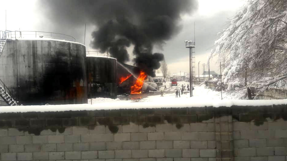 В городе Жалал-Абад горит нефтебаза