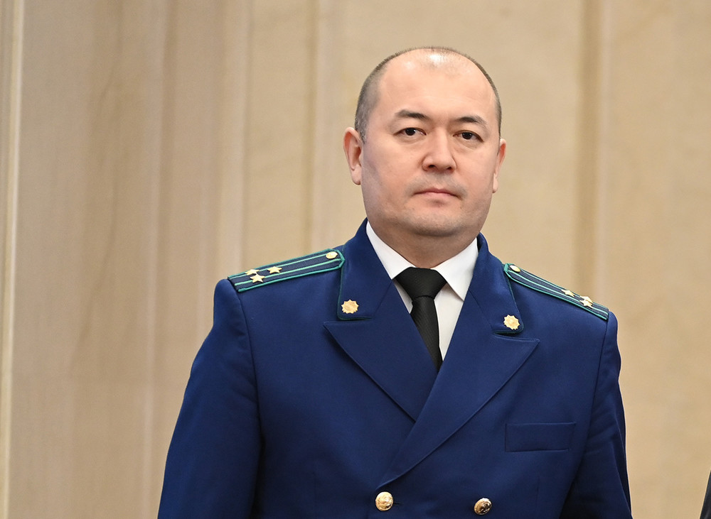 Слева - Асаналиев Максат – прокурор Ошской области