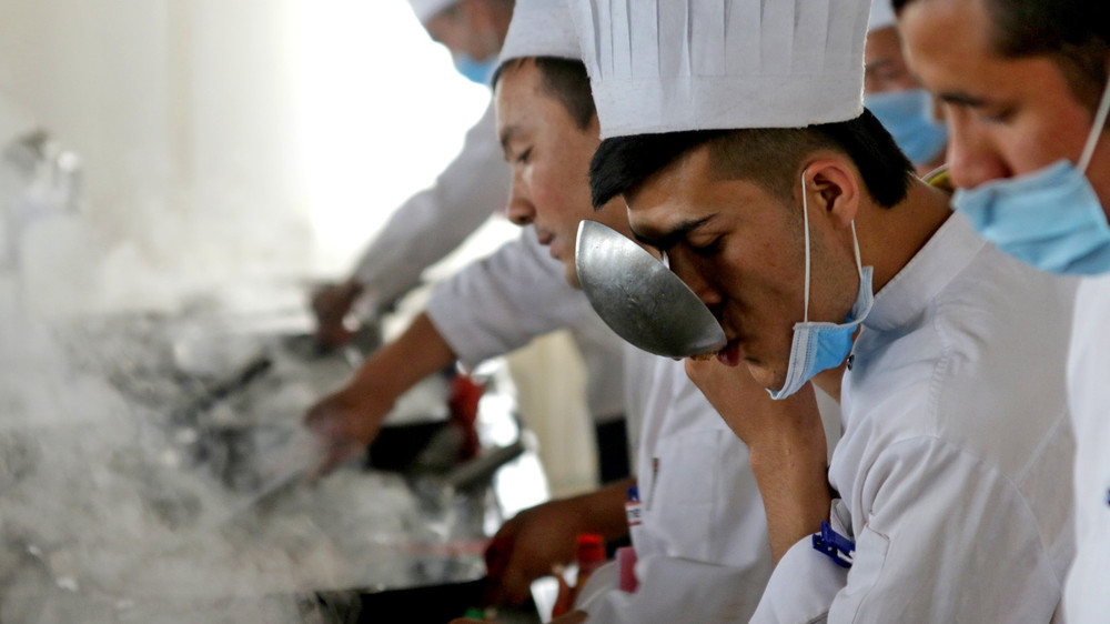 Студенты учатся на поваров и отрабатывают навыки в столовой