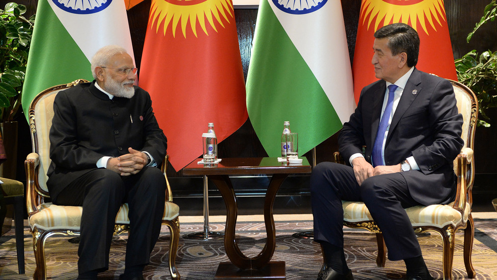 Премьер-министр Индии Нарендра Моди и президент Кыргызстана Сооронбай Жээнбеков
