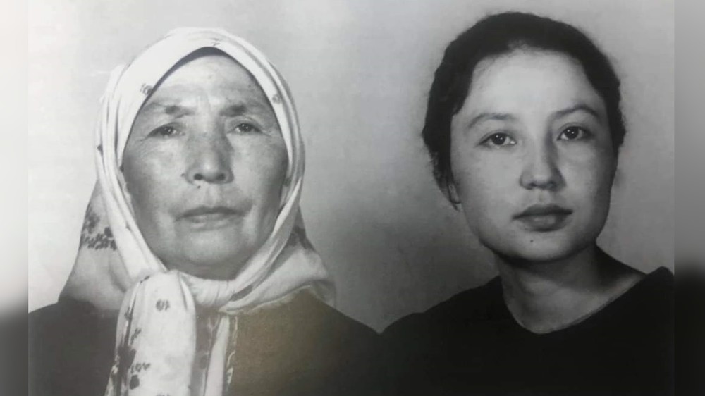 Таттыбүбү Турсунбаева менен апасы Карач кызы Калыйбүбү