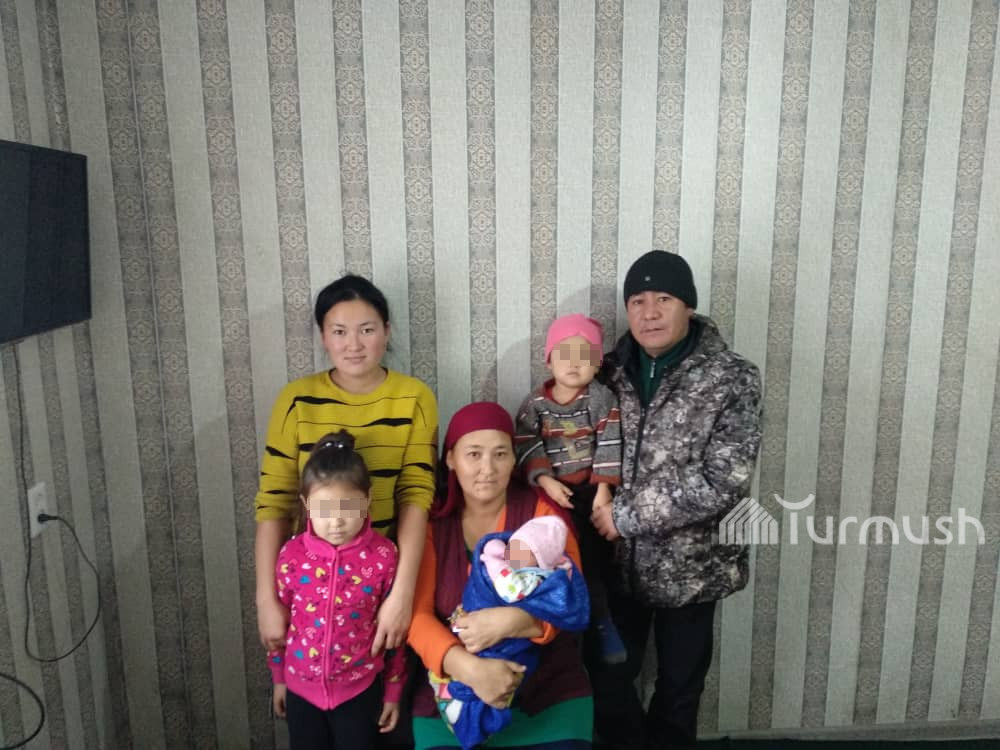 Turmush: «14 бала төрөдүм»: 11 баласы менен өзүнөн 12 жаш кичүү жигитке ...